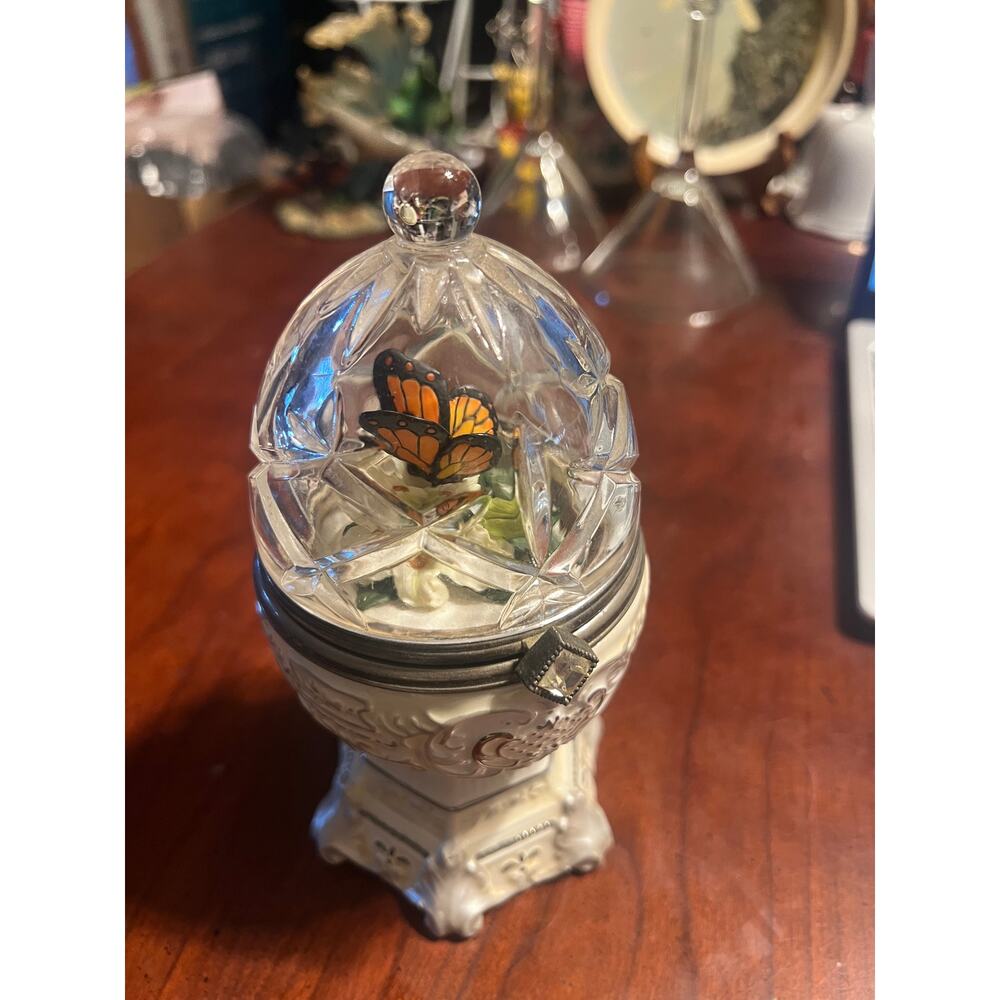 Vtg Butterfly & Easter Lily Music Box Plays "Love is a Many Splendored Thing"